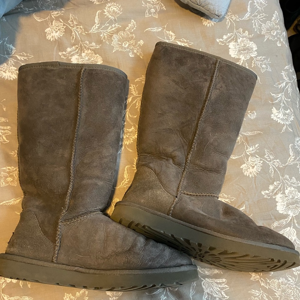 gray uggs🤍